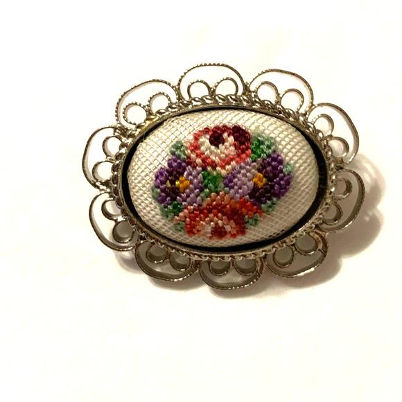 Vintage Petit Point Floral Pin/Brooch Handmade Original Box NIB - Picture 2 of 6
